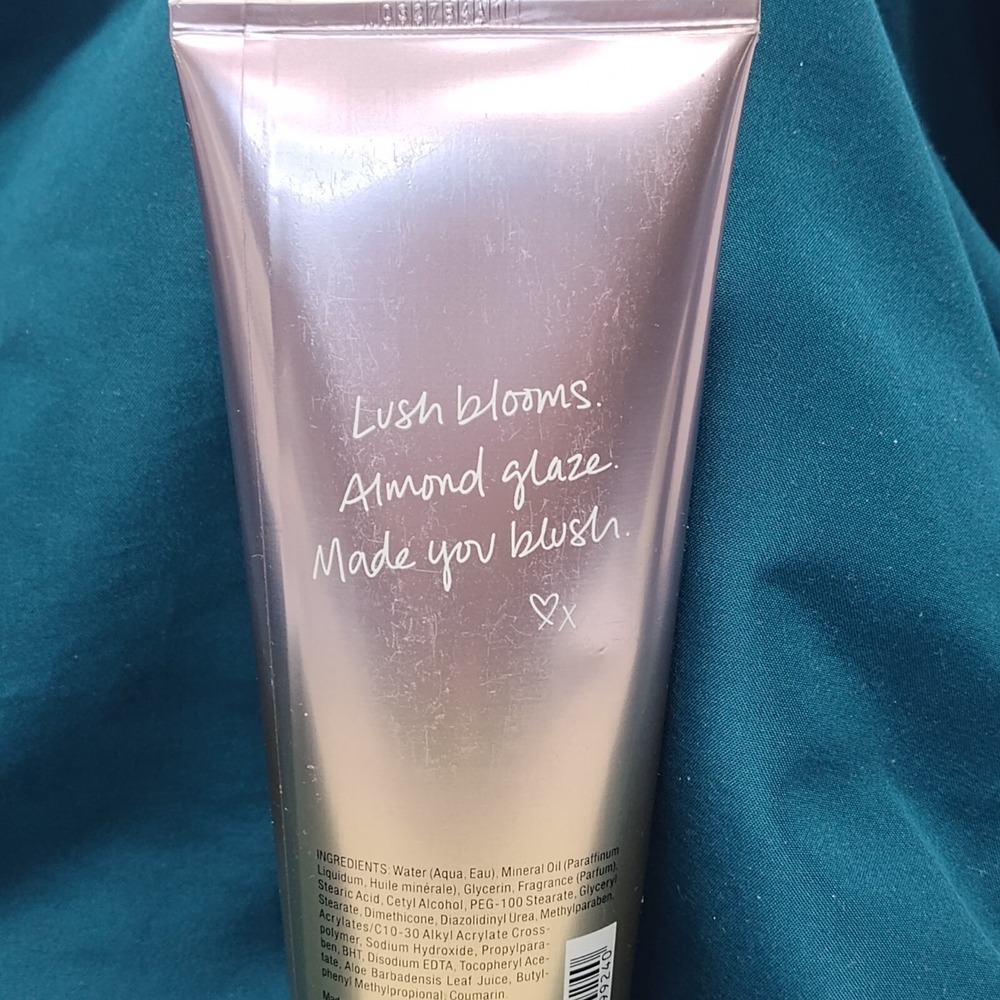 Victoria's Secret Velvet Petals Fragrance Lotion 8oz - Picture 5 of 7
